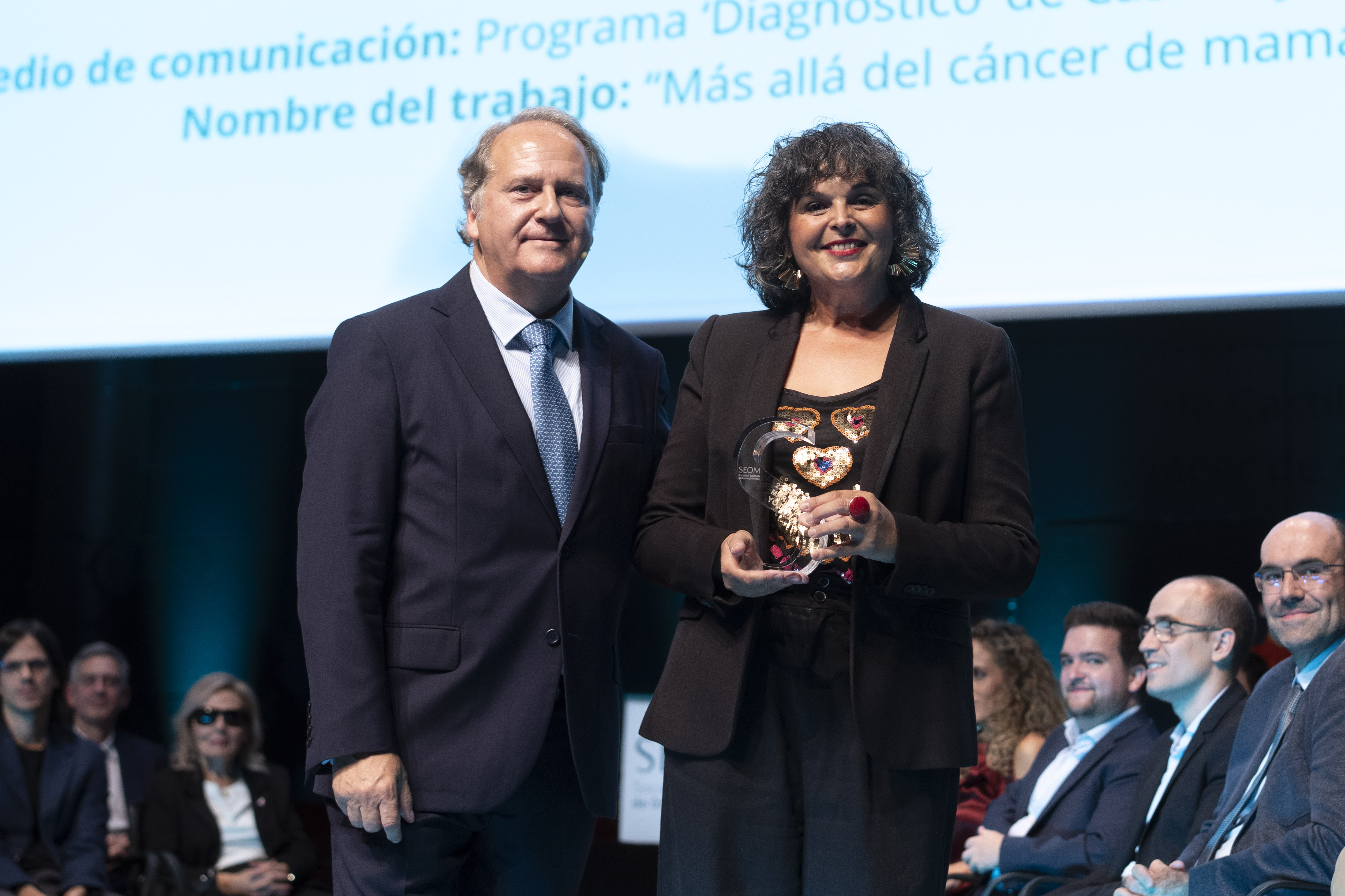 Dr. Javier de Castro y Mar Muñiz en la entrega del Premio de Periodismo SEOM 2026