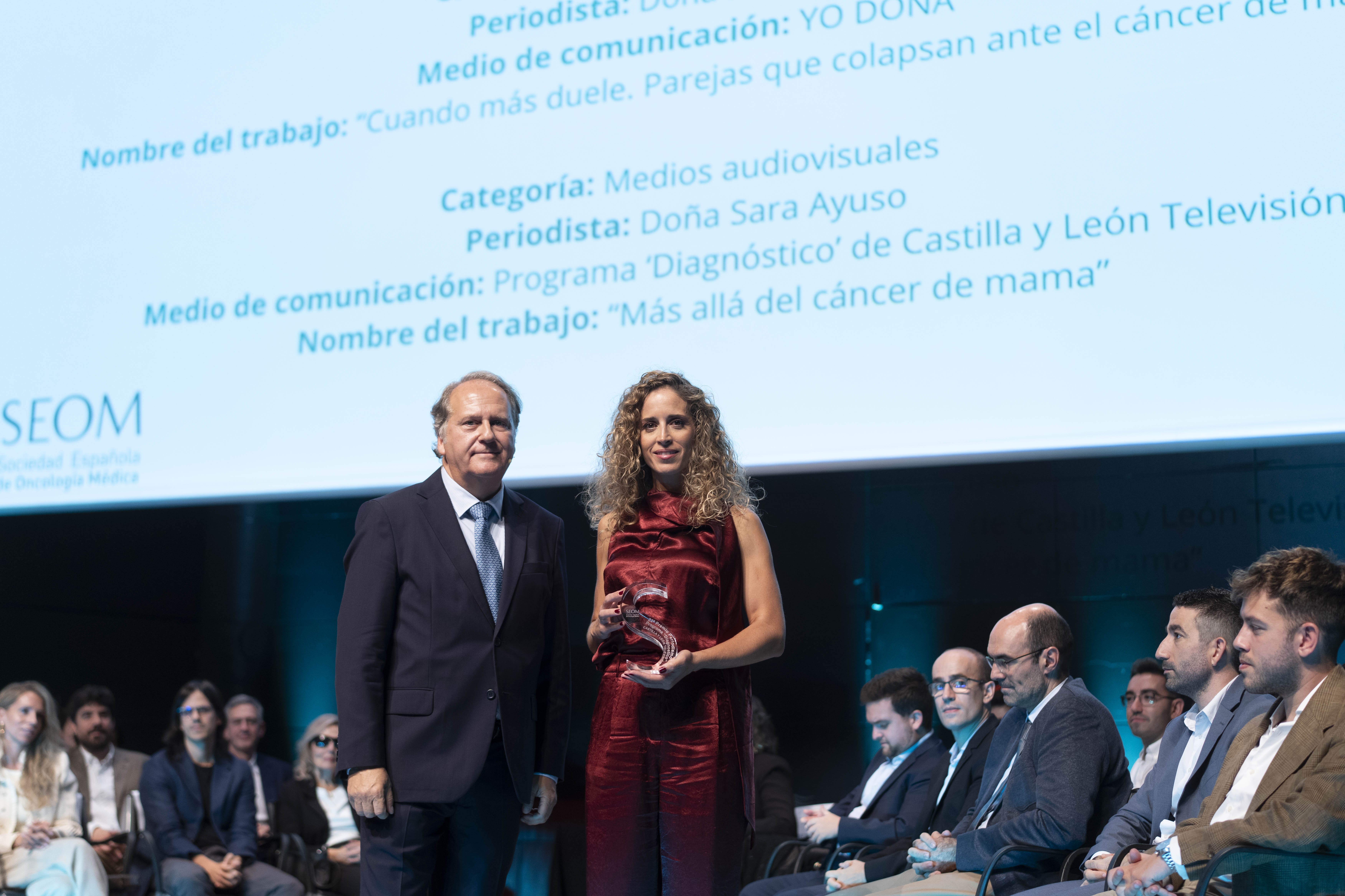 Dr. Javier de Castro y Sara Ayuso en la entrega del Premio de Periodismo SEOM 2026